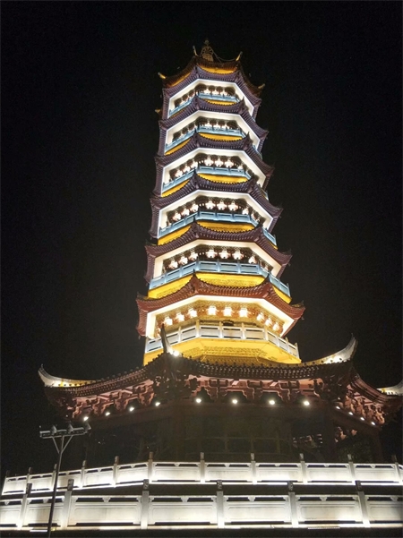 重塑戶(hù)外照明新視界：LED線(xiàn)條燈廠(chǎng)家的智慧之選